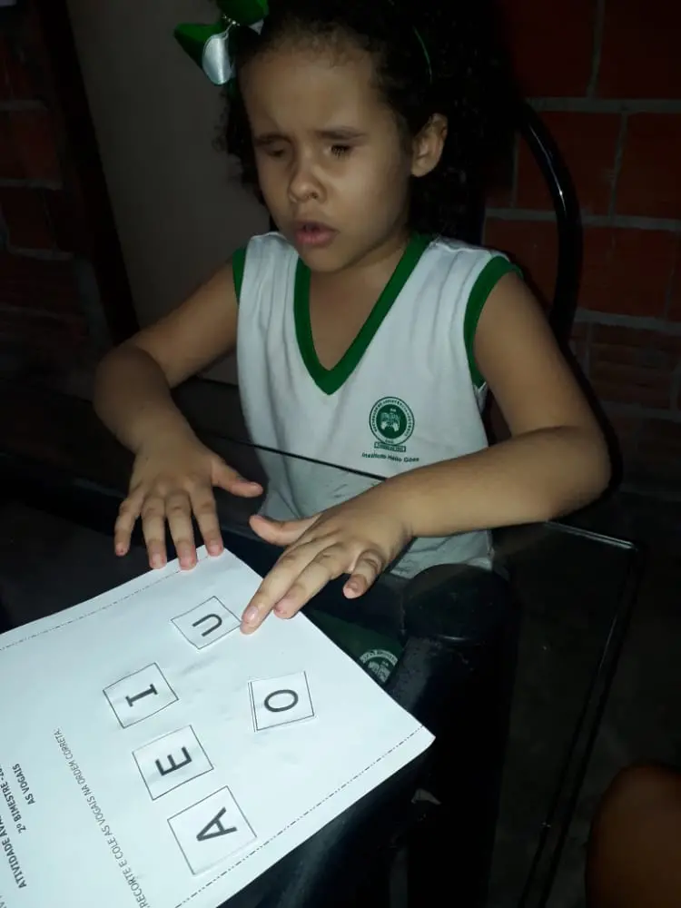 Alunos do Instituto dos Cegos estão tendo aulas mesmo em casa