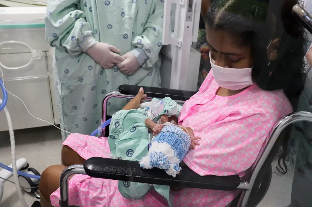 Fotografia da mãe com o bebê no colo