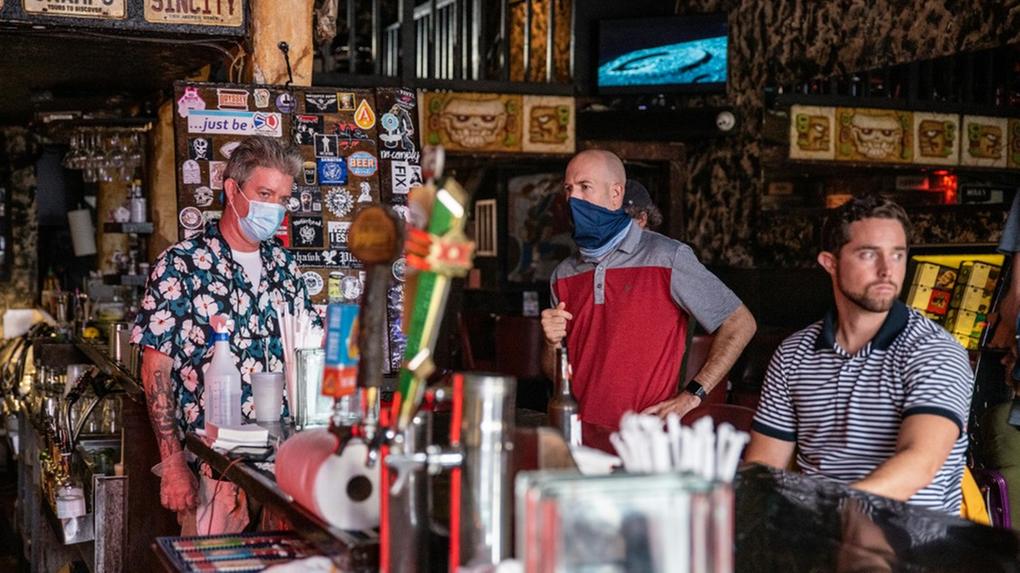 Fotografia de homens em bar do Texas