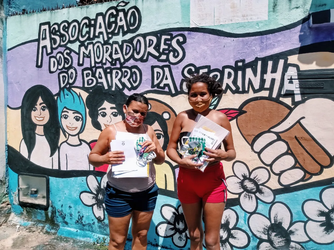 Famílias da Serrinha recebem cestas básicas e revistinhas para as crianças sobre o novo coronavírus
