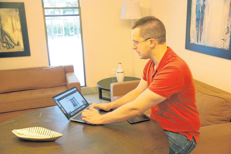 O médico Rodrigo Astolfi afirma que precisou se adaptar aos meios virtuais para atender pacientes durante o isolamento social