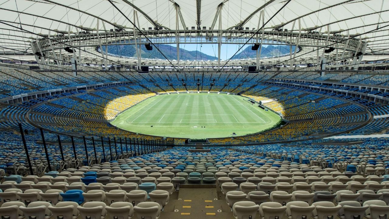Foto do Maracanã em ângulo aberto, mostrando o campo e a arquibancada