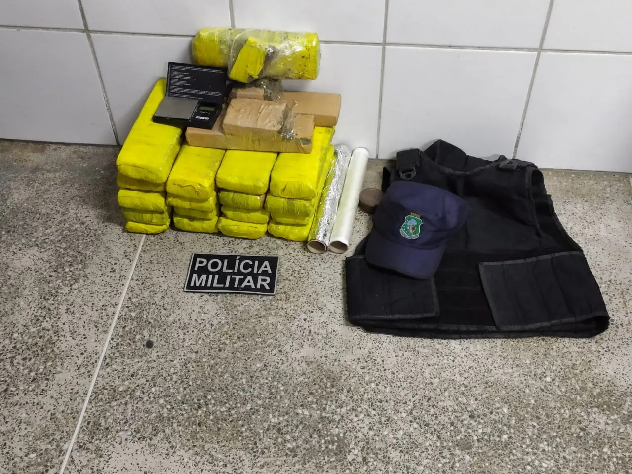 Imagem da notícia Polícia apreende 15 kg de maconha em buscas por suspeitos no Bairro Sapiranga, em Fortaleza