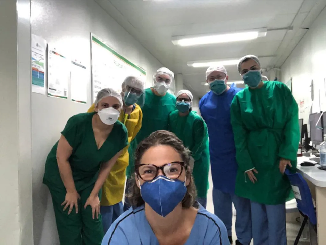 Profissionais do Hospital do Coração de Messejana comemoram o esvaziamento do posto 3, no atendimento ao Covid-19