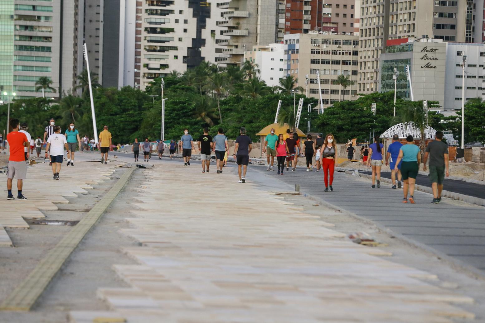 Fotografia mostra pessoas caminhando na Avenida beira-Mar durante pandemia de Covid-19