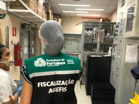 Agefis inspeciona 40 restaurantes e lanchonetes para verificar qualidade dos alimentos e medidas contra a Covid-19 em Fortaleza.