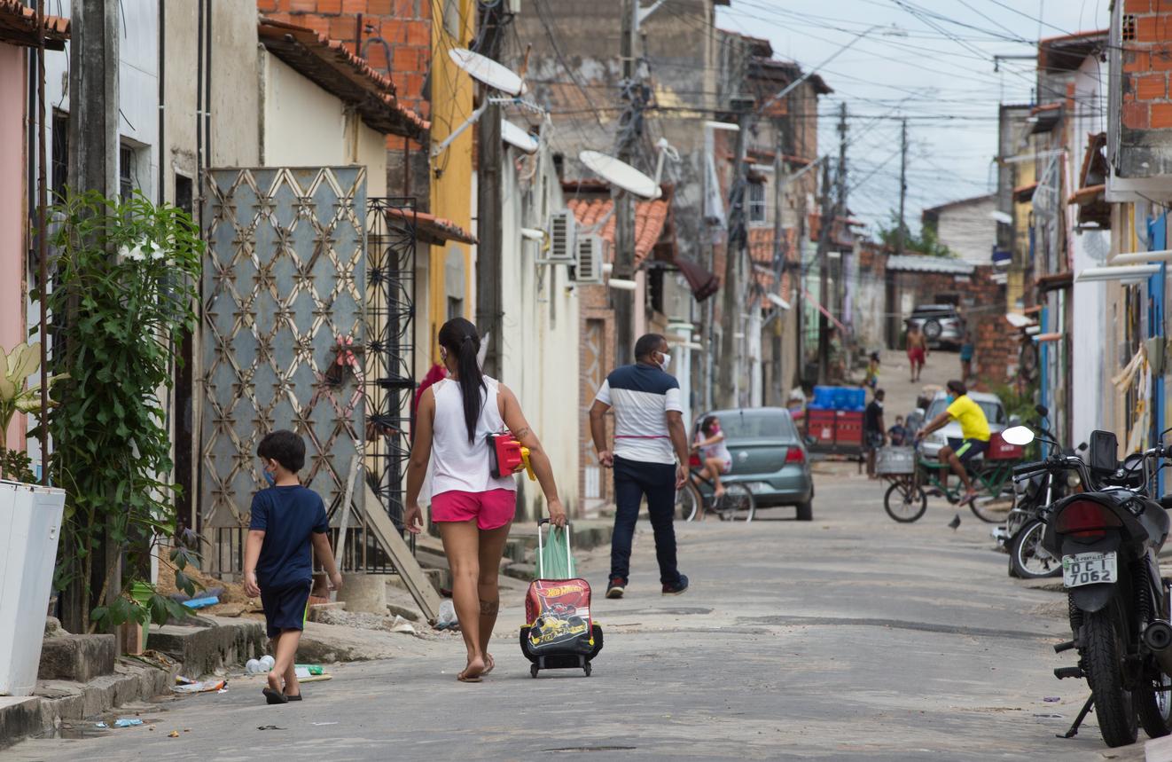 Casos de Covid-19 cresce nas regiões em vulnerabilidade social de Fortaleza, onde a população parda está mais presente.