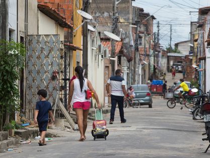 Casos de Covid-19 cresce nas regiões em vulnerabilidade social de Fortaleza, onde a população parda está mais presente.