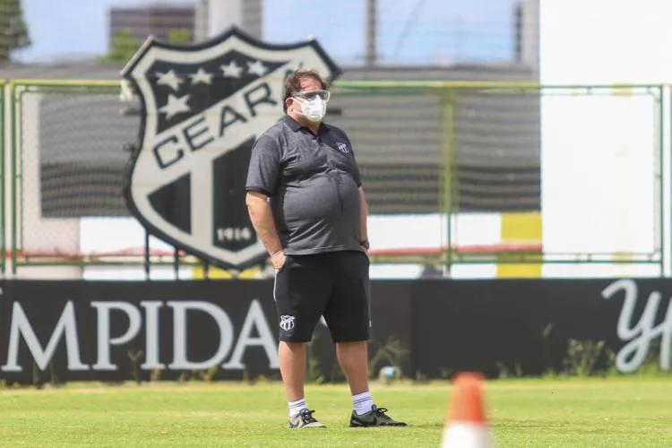 Guto Ferreira deve fazer modificações com o retorno de Charles e a dúvida de alguns jogadores por questão médica