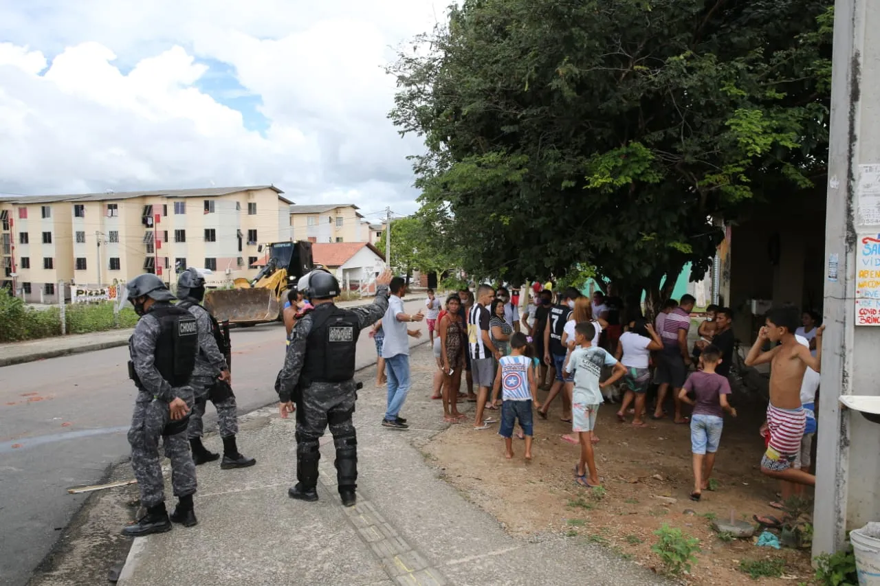 População protesta contra a demolição dos quiosques
