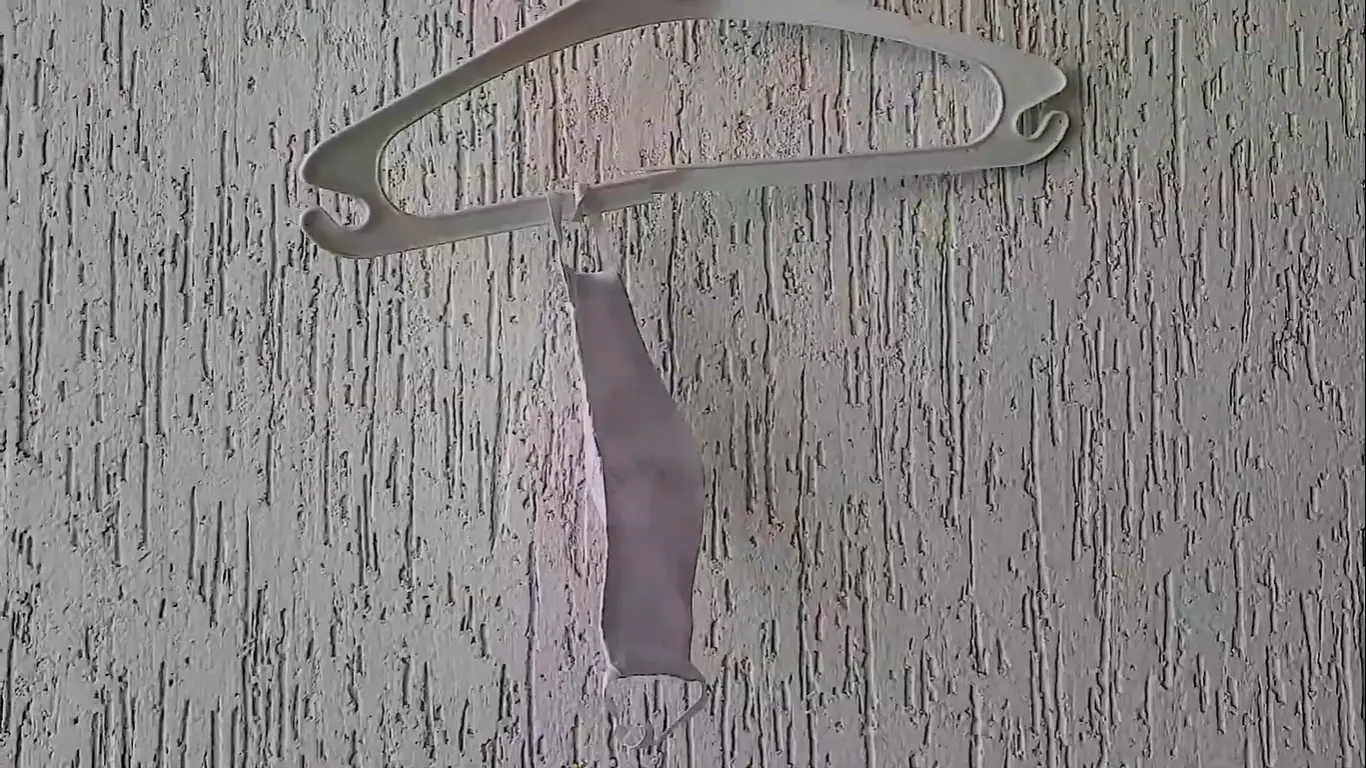 Angústia, de Dinorá Melo Ximenes.
O curta documentário apresenta, a partir de uma série de imagens da rotina pessoal da autora, os efeitos do isolamento social. Outra ferramenta é o registro em áudio, trocado através das redes sociais. A obra adentra o convívio em quarentena e como o período afeta as pessoas próximas de nós. “O curta procura relegar a cada uma dessas dimensões a vivência de pessoas durante a quarentena. As imagens mostram percepções do meu dia a dia”, descreve a realizadora.