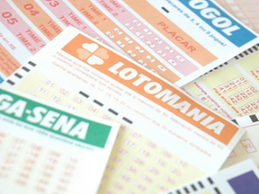 A Caixa Econômica Federal suspendeu, por três meses, os sorteios da loteria federal na tentativa de conter o avanço da pandemia do coronavírus no País.