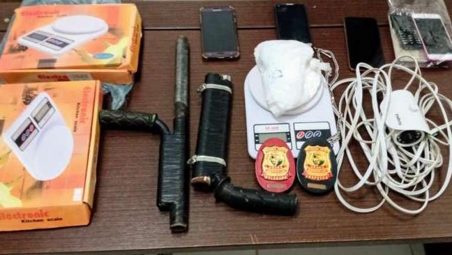 Arma artesanal e drogas foram apreendidas pela polícia na casa de um dos suspeitos da morte de empresário e motorista, em Aquiraz.