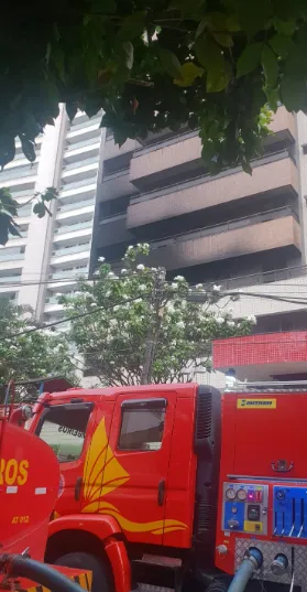 As chamas começaram por volta das 4 horas da manhã na Rua Barão de Aracati, no bairro Meireles