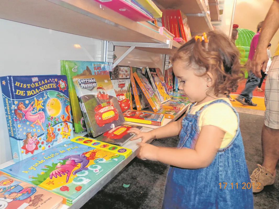 Desde bebê, Taís já demonstrava a paixão pela literatura. No registro acima, ela visita a Bienal do Livro de 2012, no Centro de Eventos, quando tinha 1 ano e 8 meses