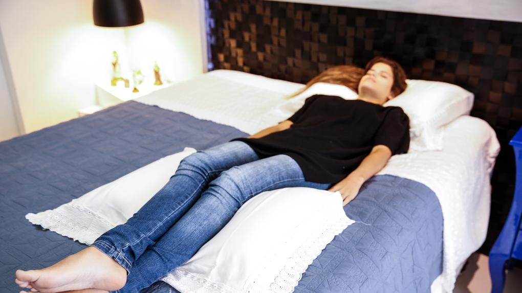 Procurar um posicionamento melhor na cama é recomendado para dormir bem