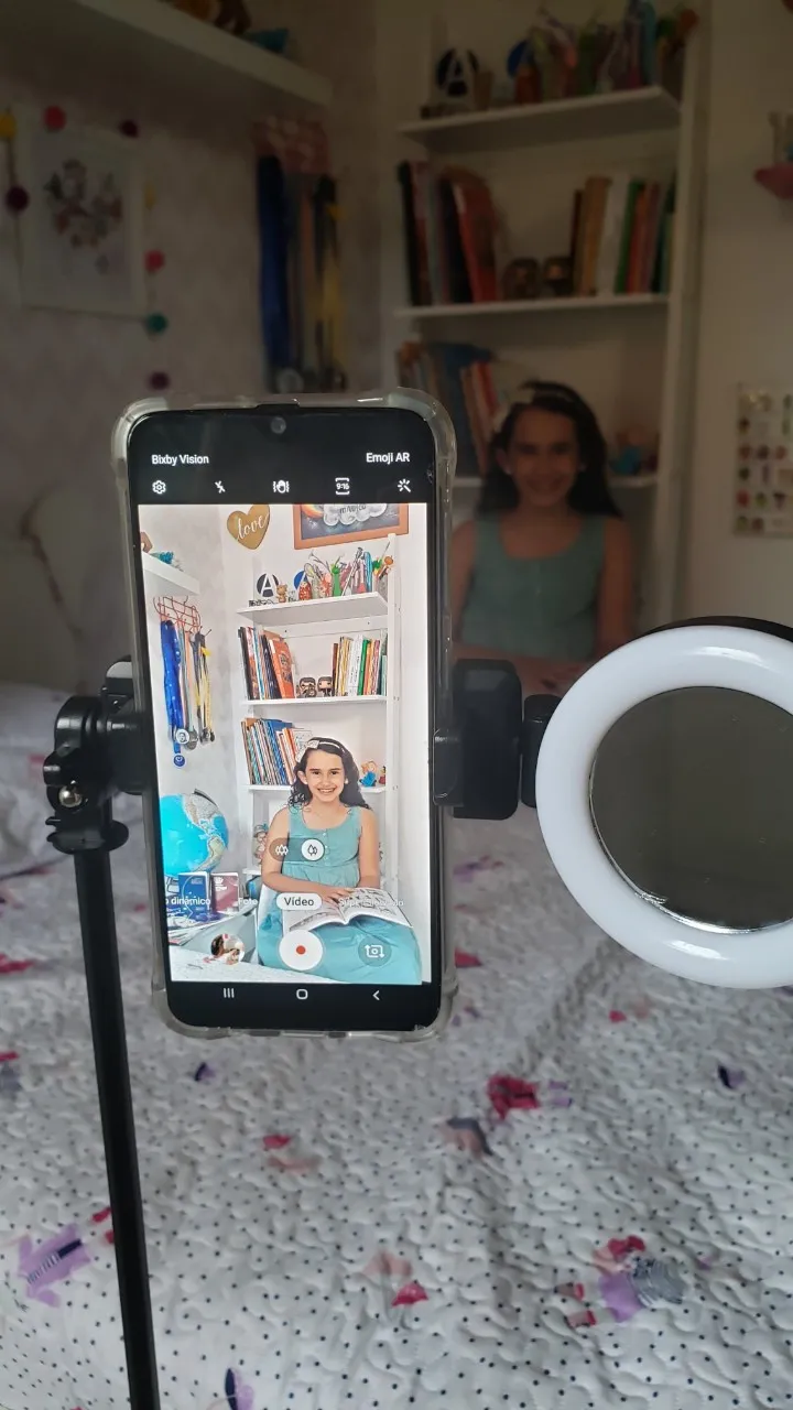 Taís grava os vídeos para o Instagram Passaporte Mágico com a ajuda da mãe, Larisse