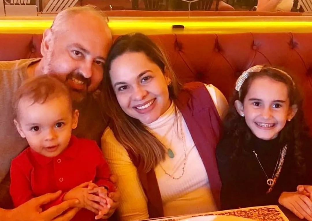 O incentivo da família é fundamental para a menina. Acima, Taís posa com o pai, Leonardo César, o irmão mais novo, Leonardo César Filho, e a mãe, Larisse Assis