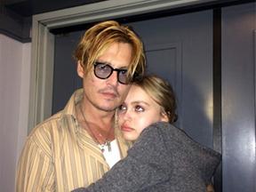 Esta é uma imagem de Johnny Depp e filha