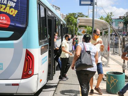 Usuários reclamam de paradas e ônibus lotados na Capital.
