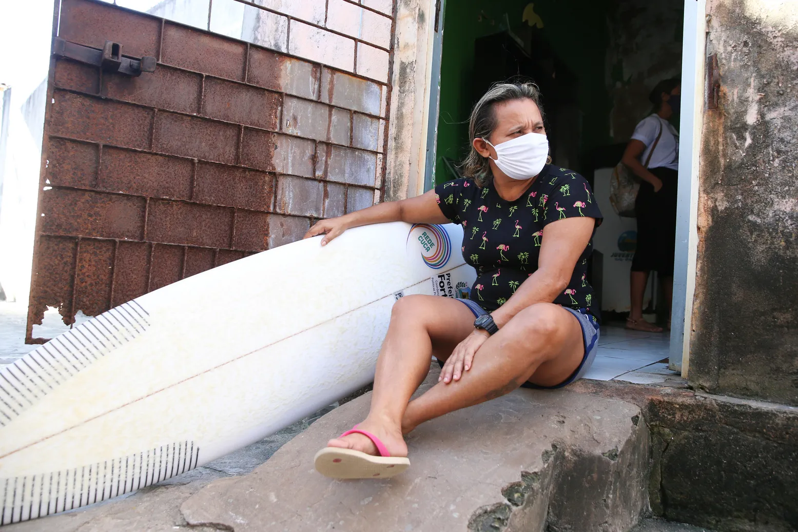 Tita Tavares mora na casa que construiu há 30 anos com os primeiros patrocínios no surfe