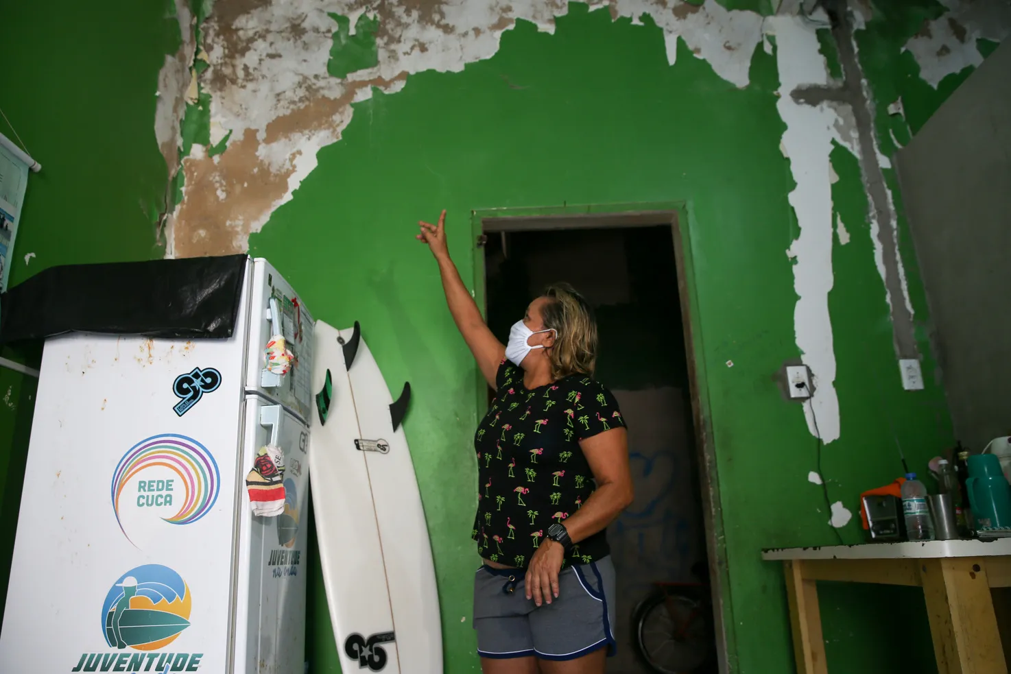 Tita Tavares mostra o estado delicado da edificação em que mora