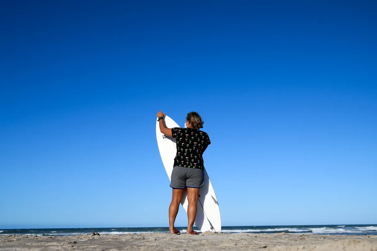 Tita Tavares mora próximo à praia do Titanzinho, onde iniciou no surfe aos 5 anos de idade