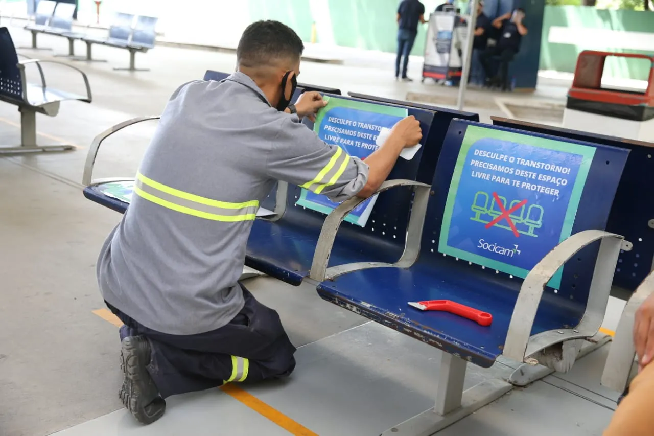 Colagem de adesivos que marcam o distanciamento social está entre as medidas sanitárias adotadas no Terminal Rodoviário de Fortaleza
