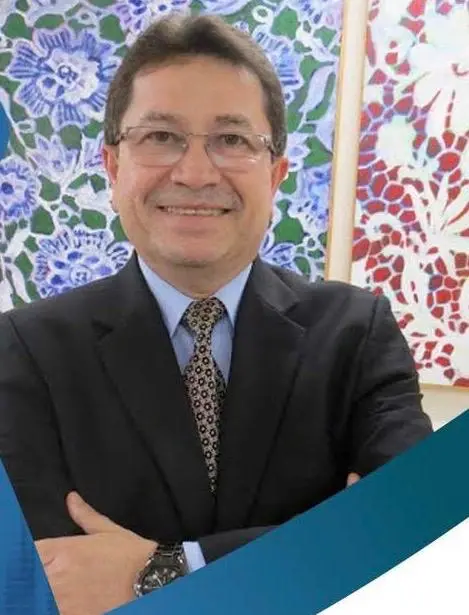 Esta é uma fotografia de um homem usando óculos e terno, Alci Porto, Diretor Técnico do Sebrae-CE