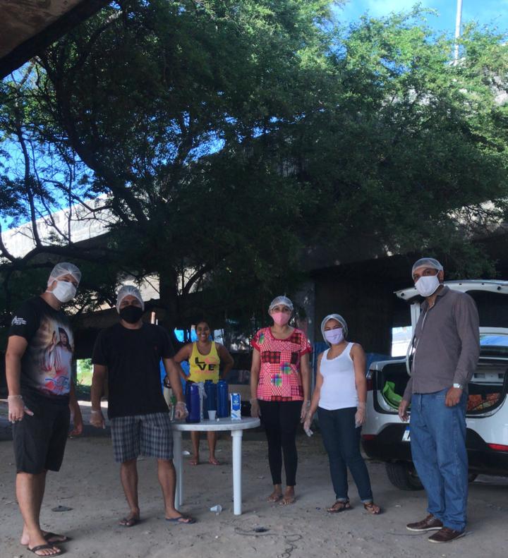 Amigos distribuem café da manhã no viaduto do bairro Aerolândia, em Fortaleza.