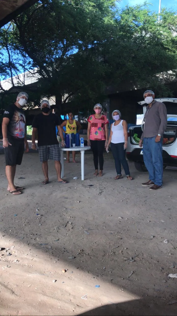 Além do almoço de aniversário, Adriano (de blusa preta e máscara branca) também organizou um café da manhã para os moradores.