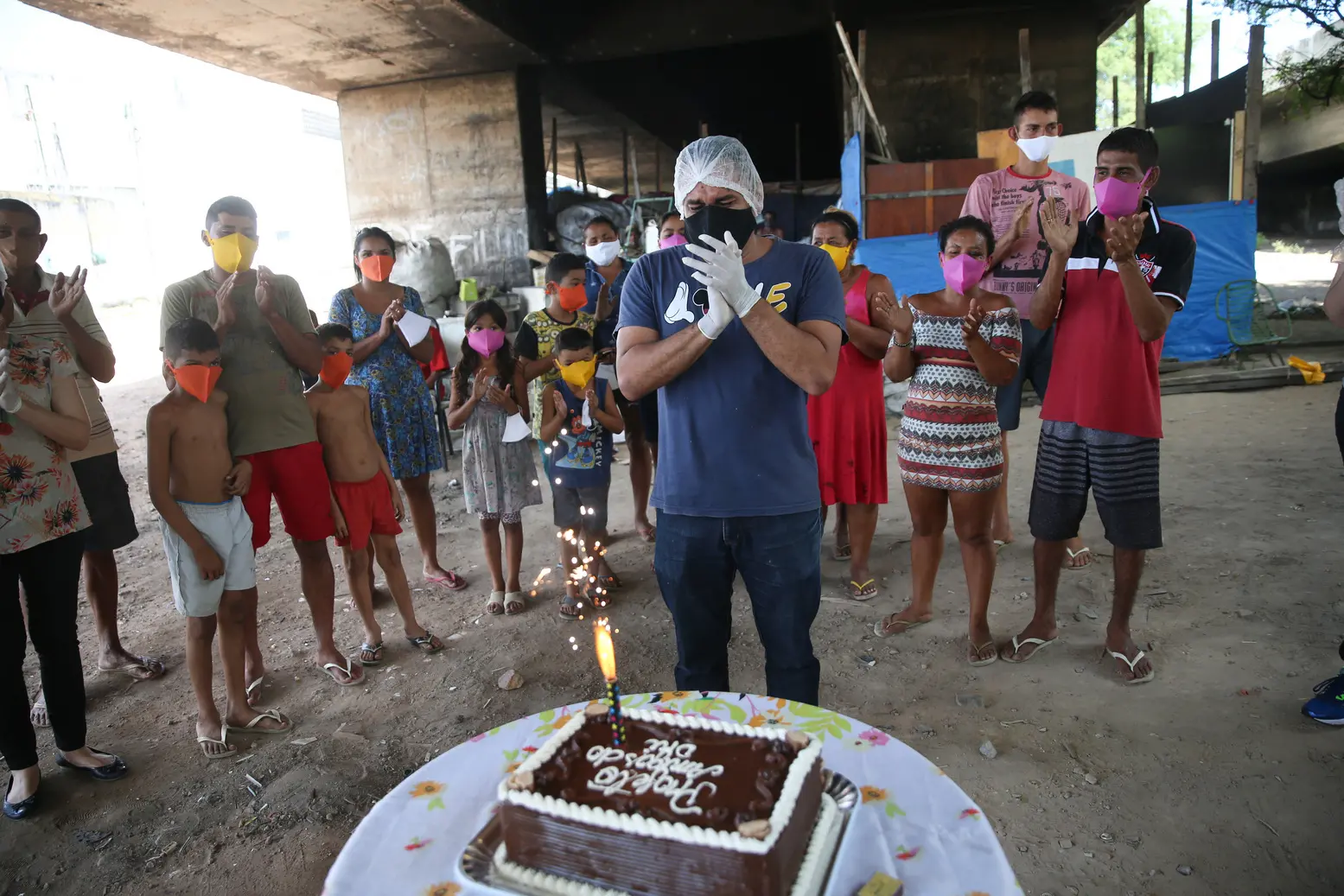 Adriano comemora aniversário com pessoas em situação de rua no viaduto da Aerolandia.