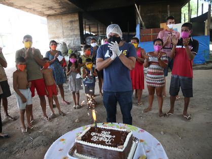 Adriano comemora aniversário com pessoas em situação de rua no viaduto da Aerolandia.