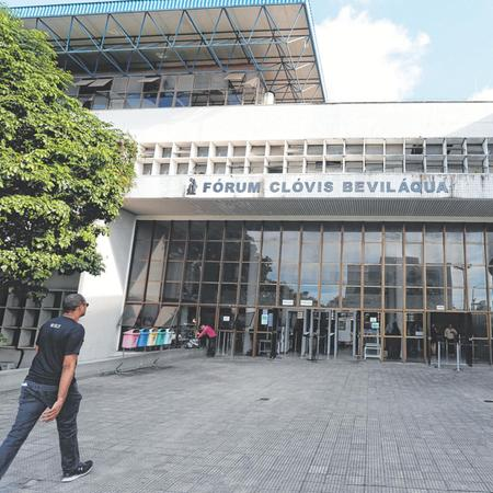 A 4ª Vara do Júri decidiu levar um policial militar e outro homem a julgamento por um homicídio e uma tentativa de homicídio. As defesas dos réus já recorreram da decisão