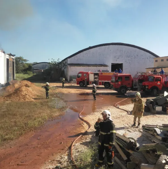As chamas iniciaram por volta das 5h e controladas às 8h30. Não houve feridos