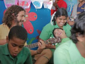 Fotografia do músico com as crianças em Fiji