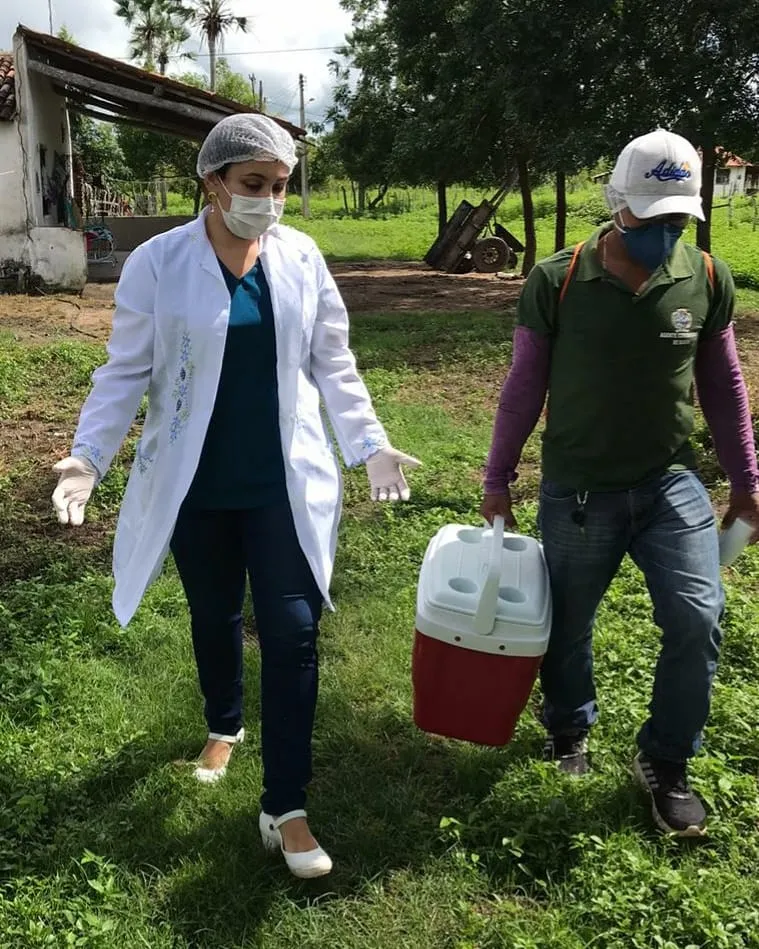 A enfermeira também realiza os testes rápidos na população, que depois são levados ao laboratório do hospital. 