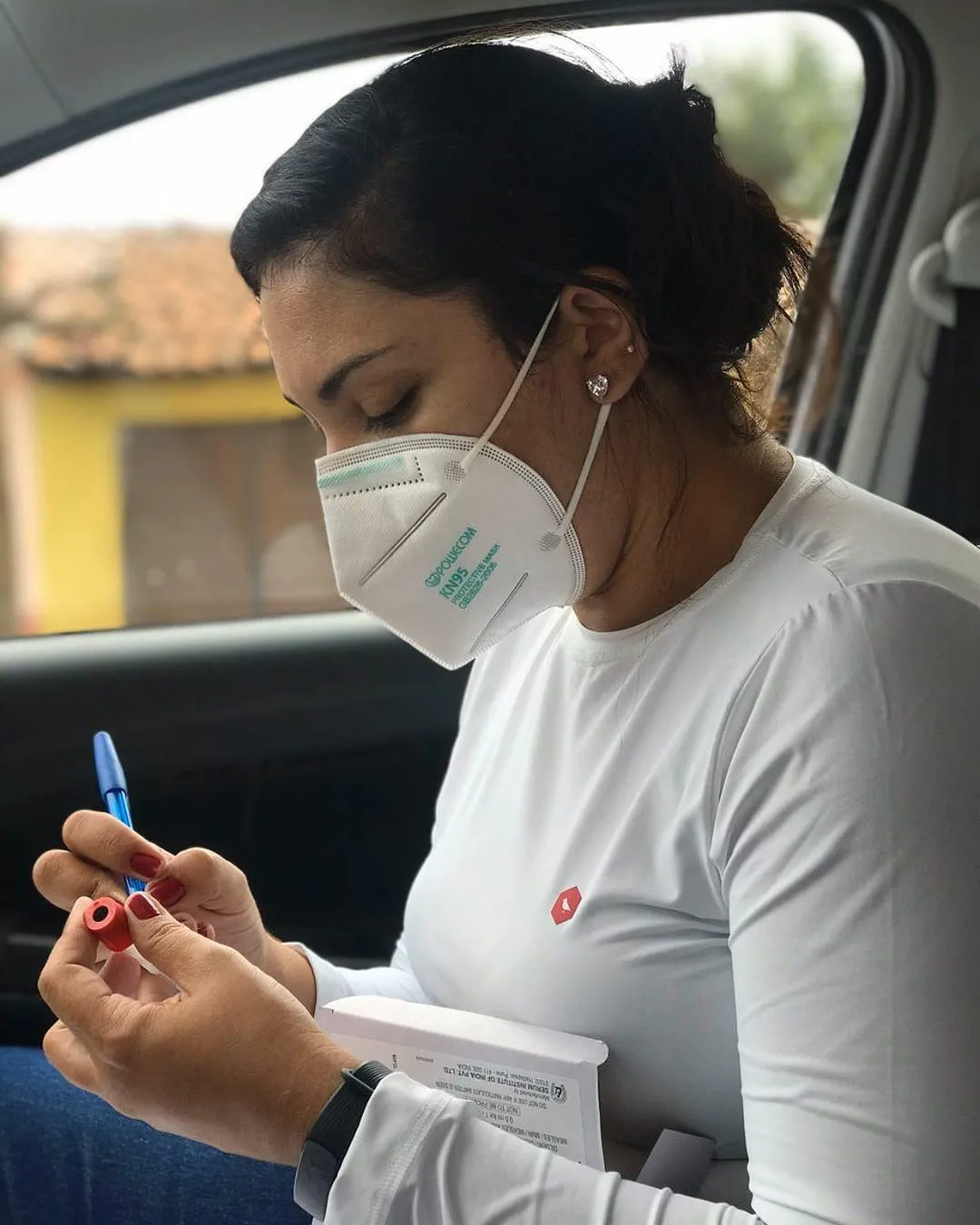 Para Ana Neulicia, o dia começa cedo, antes das 6 horas, quando se levanta para preparar o café e se preparar para a chegada do carro da Prefeitura que a levará ao trabalho, a cerca de 18km da sede municipal.