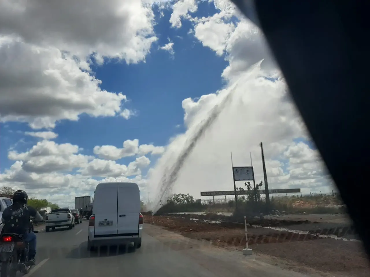 Imagem da notícia Jato d'água formado após vazamento em tubulação chama atenção de motoristas