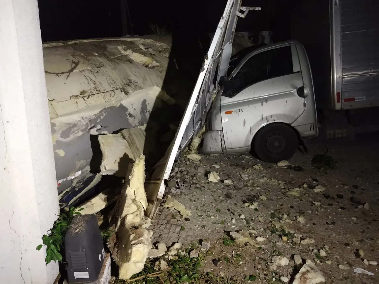 Carro foi atingido durante a explosão