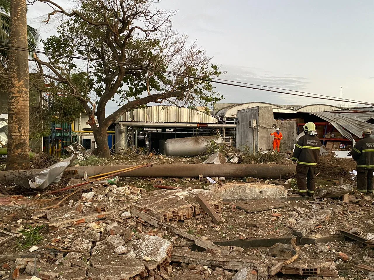 Empresa ficou destruída com a explosão