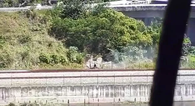 Moradores de condomínios no São João do Tauape passam por transtorno com queimadas de fios constantes próximo ao viaduto da Base Aérea