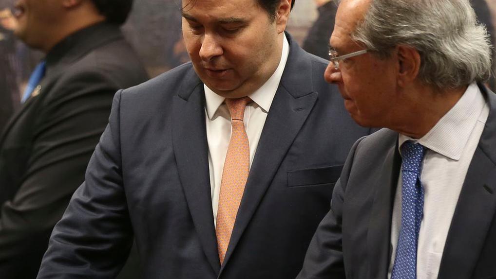 Presidente da Câmara, Rodrigo Maia, conversa com ministro da Economia, Paulo Guedes