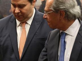 Presidente da Câmara, Rodrigo Maia, conversa com ministro da Economia, Paulo Guedes