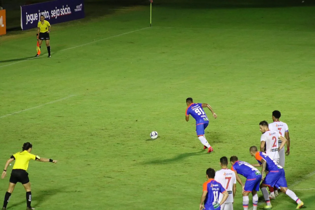 Éderson, que entrou na segunda etapa como volante, converteu a cobrança do 3 a 1 tricolor