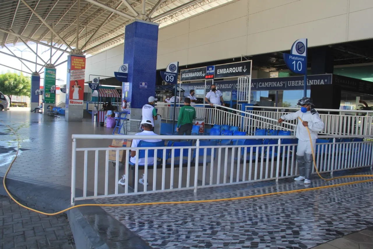 Profissionais realizam desinfecção na rodoviária de Iguatu