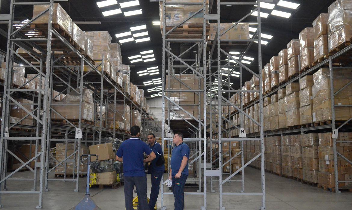 Receita Federal promove leilão de barcos, veículos, celulares e outros