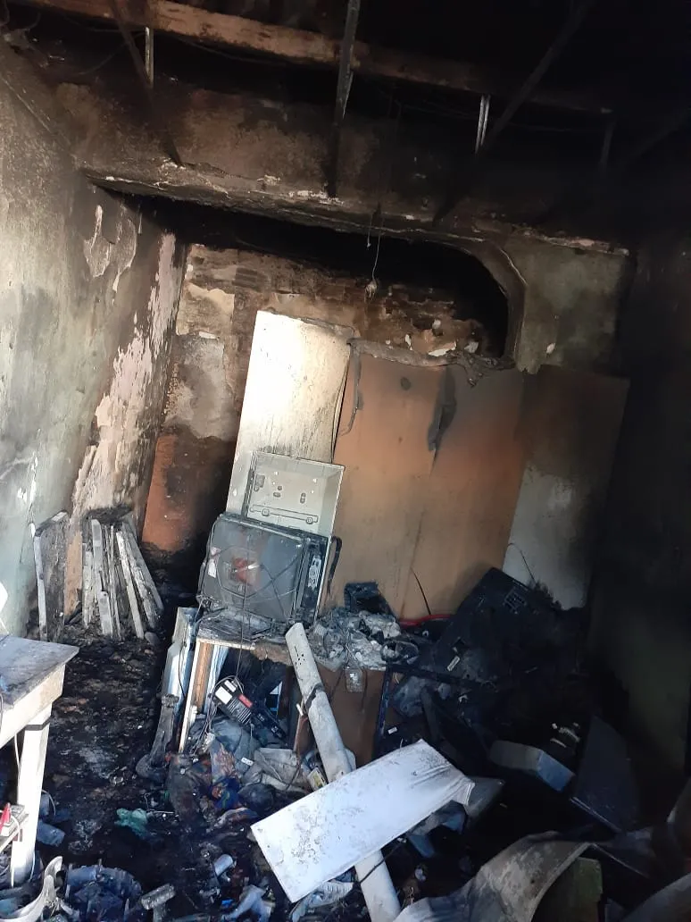 Interior da casa após o incêndio