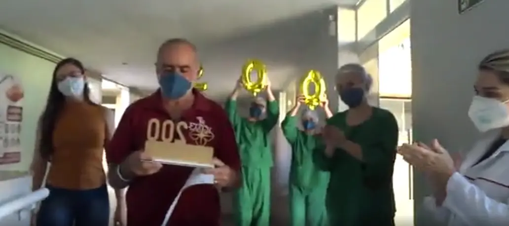 José Valci Araújo Silva, de 64 anos, deixando o hospital