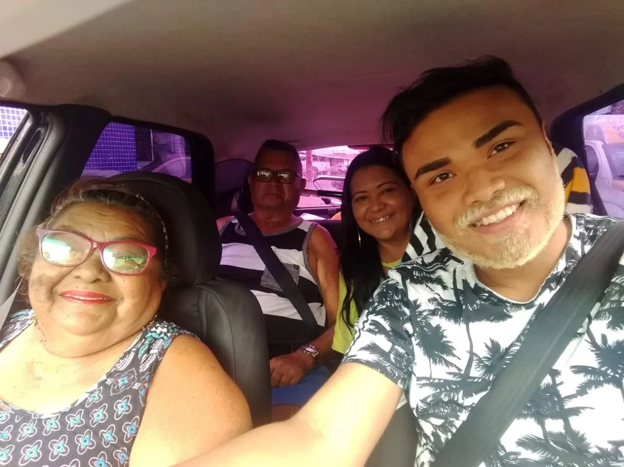 Após a morte da avô, o estudante Túlio Leitão, 24 anos, passou a destinar todos os seus cuidados para o avô recuperado da Covid-19